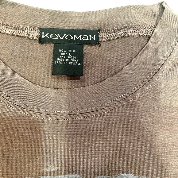 Elevate Your Wardrobe: 100% Silk Tan Top Street Chic NYC Manhole Size L - Picture 3 of 4